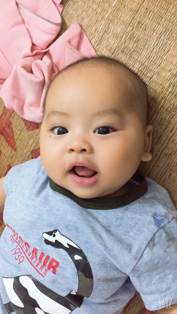 Bé này cute không mọi người?