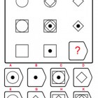 Có bao nhiêu khối lập phương màu nâu được xếp trong khối hình?
