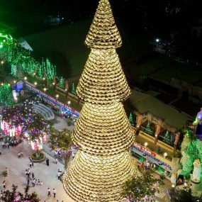 Giáng sinh - Đồng Nai: Cây thông Noel làm từ 2.340 chiếc nón lá