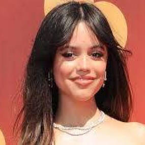 Ai thấy Jenna Ortega xinh thì like nha