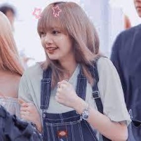 Lisa(em út của nhóm)