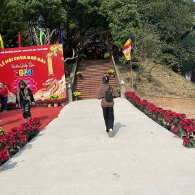 mùng 1 đi chùa cho cái tâm nó sáng,thảnh thơi,xoá hết tội lỗi năm cũ của con ah