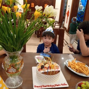 happy brithday to brother. cả nhà bỏ tui ở nhà để xuống Hà Lội sinh nhật anh troai