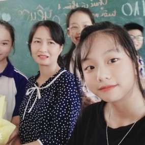 Nhày sinh nhật cô giáo chỉ là cái cớ để chụp ảnh. Trong khi đó chụp k gọi mình, BFF như loz