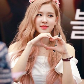 rose - giọng ca chính của blackpink, y như cái tên xinh như hoa hồng vậy ^ - ^