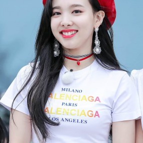 nayeon- chị cả xinh đẹp của twice