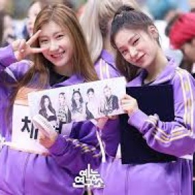 yeji và chaeryeong nhóm itzy