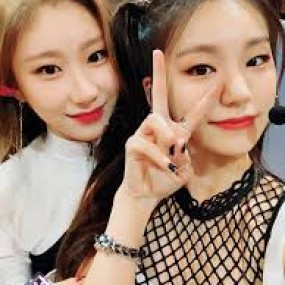 yeji và chaeryeong nhóm itzy