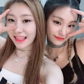 yeji và chaeryeong nhóm itzy