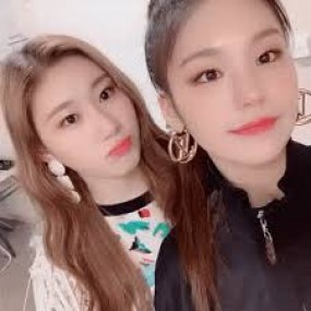 yeji và chaeryeong nhóm itzy