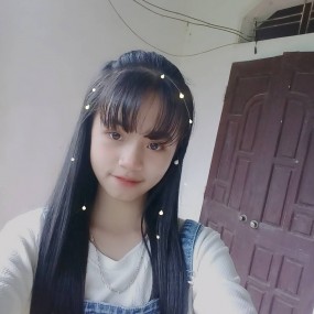 Một cô gái hay cười ❤ nhưng trong đó là 9/10 nỗi đau